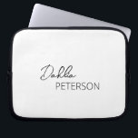Funda Para Portátil Sencillo negro y blanco elegante moderno contempor<br><div class="desc">Moderno manga de portátil en blanco y negro con un diseño sencillo y mínimo personalizado con su nombre en un guión elegante y una fuente sans serif contemporánea.</div>