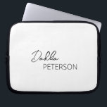 Funda Para Portátil Sencillo negro y blanco elegante moderno contempor<br><div class="desc">Moderno manga de portátil en blanco y negro con un diseño sencillo y mínimo personalizado con su nombre en un guión elegante y una fuente sans serif contemporánea.</div>