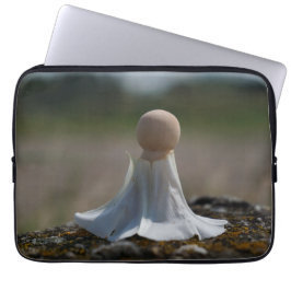 Funda Para Portátil Sensueel gehuld poppetje in een bloemen jurkje.