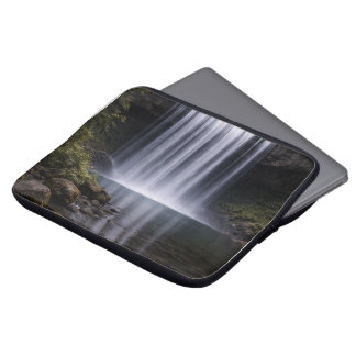 Funda Para Portátil Silent Forest Waterfall – Calm Nature Landscape