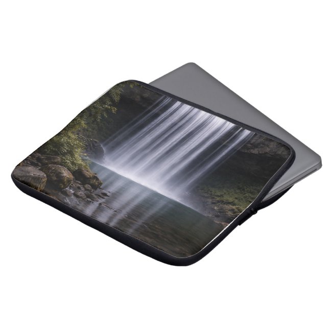 Funda Para Portátil Silent Forest Waterfall – Calm Nature Landscape (Superior anverso)