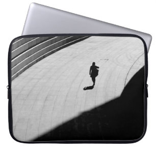 FUNDA PARA PORTÁTIL SILHOUETTE DE UNA PERSONA CAMINANDO SOBRE FRANJA D