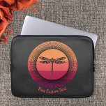 Funda Para Portátil Silhouette Dragonfly en Retro Sunset<br><div class="desc">Silhouette Dragonfly en Retro Sunset. Proteja su portátil con este hermoso arreglo de una libélula de silueta sobre una puesta de sol retro rosa oscuro, naranja y dorado. ¡Este funda de libélula puede ser personalizado con su propio nombre o texto! El diseño artístico presenta la silueta antigua de una libélula...</div>