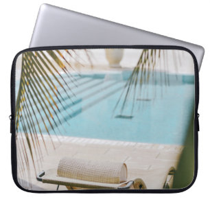 Funda Para Portátil Sillón marrón y negro al lado de la piscina en t