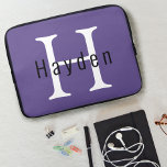 Funda Para Portátil Simple Moderno Inicial   Nombre Morado Monograma<br><div class="desc">Monograma ultravioleta morado Personalizado moderno con un diseño minimalista.</div>