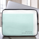 Funda Para Portátil Simple y elegante bloque de color Aqua Minimalista<br><div class="desc">Un sencillo diseño minimalista que transmite un sentido de elegancia y estilo clásico con su moderno diseño de bloques de color en la acuamarina clara. La plantilla de texto para este diseño incluye su nombre en la esquina inferior derecha del diseño. La versatilidad de este diseño minimalista funciona muy bien...</div>
