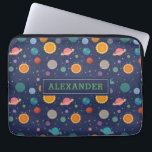 Funda Para Portátil Sistema solar con Sol y Planetas Personalizados<br><div class="desc">Un divertido y moderno patrón de sistema solar con planetas coloridos,  estrellas y ilustraciones solares en un fondo azul oscuro. Este diseño puede ser personalizado con un nombre o monogramado con iniciales.</div>