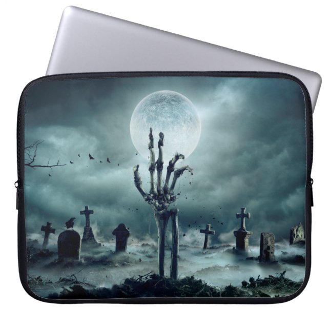Funda Para Portátil Skeleton Zombie Mano Levantándose De Un GraveYard  (Frente)