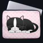 Funda Para Portátil Sleepy Tuxedo Cat {rosa}<br><div class="desc">Manga de computadora personalizado con un adorable ilustracion de un lindo gatito bicolor tomando una siesta en el fondo de un patrón de corazones y huellas de pata.</div>