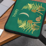 Funda Para Portátil Snail y champiñones Goblincore personalizados<br><div class="desc">Mis ilustraciones representan un mundo natural con algunos tonos oscuros. Una luna creciente cuelga en el cielo sobre una escena de helechos verdes, polillas amarillas, setas marrones y un caracol verde y marrón, todo ello con un fondo de color verde azulado oscuro pintado. Esta funda portátil está lista para ser...</div>