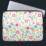 Funda Para Portátil Snoopy So Sweet Flower Pattern<br><div class="desc">Echa un vistazo a este diseño super lindo con Snoopy en un brillante y floral patrón de jardín.</div>