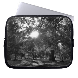 Funda Para Portátil Sol brillando a través de árboles