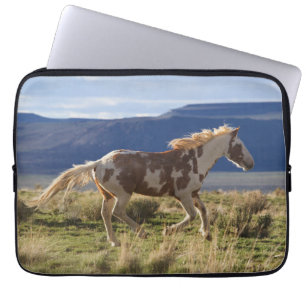 Funda Para Portátil Stallion en marcha, montañas Steens, Oregón