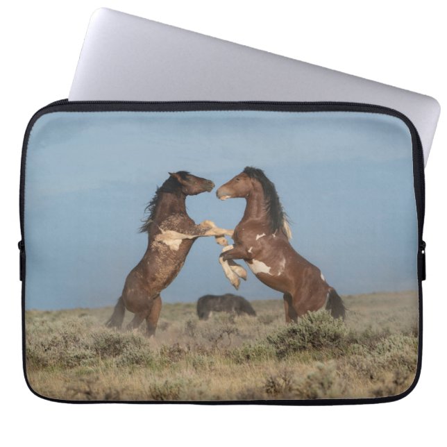 Funda Para Portátil Stalliones de caballos salvajes luchando (Frente)