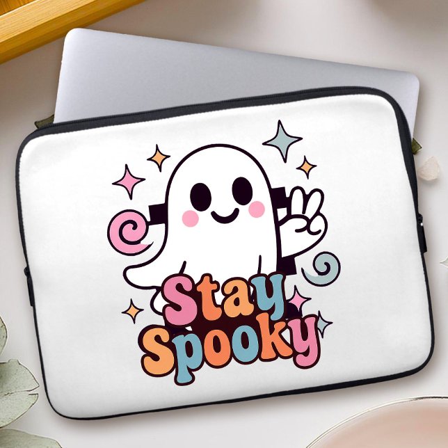 Funda Para Portátil Stay Spooky Groovy Ghost Retro Pastel Halloween (Celebrate Halloween season in style with this groovy ghost stay spooky design.)