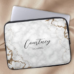 Funda Para Portátil Stylish Marble Gold Glitter Monogram Name or Logo<br><div class="desc">Stylish laptop case with marble and faux gold glitter background and elegant calligraphy font for your name or initials. The electronics case includes space to add your name or monogram, you can even add your company logo. This classy marble laptop bag is sure to make an impression whilst also protecting...</div>