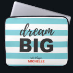 Funda Para Portátil Sueño grande, guión texto, personalizado, color Pe<br><div class="desc">Inspire sus esfuerzos diarios con nuestro "Dream Big" Script Texto personalizado Personalizado color Manga para portátiles. Esta manga portátil no es sólo un accesorio protector para tu equipo; es una pieza motivacional que te anima a perseguir tus ambiciones y aspiraciones. El elegante texto del guión 'Dream Big' sirve como un...</div>