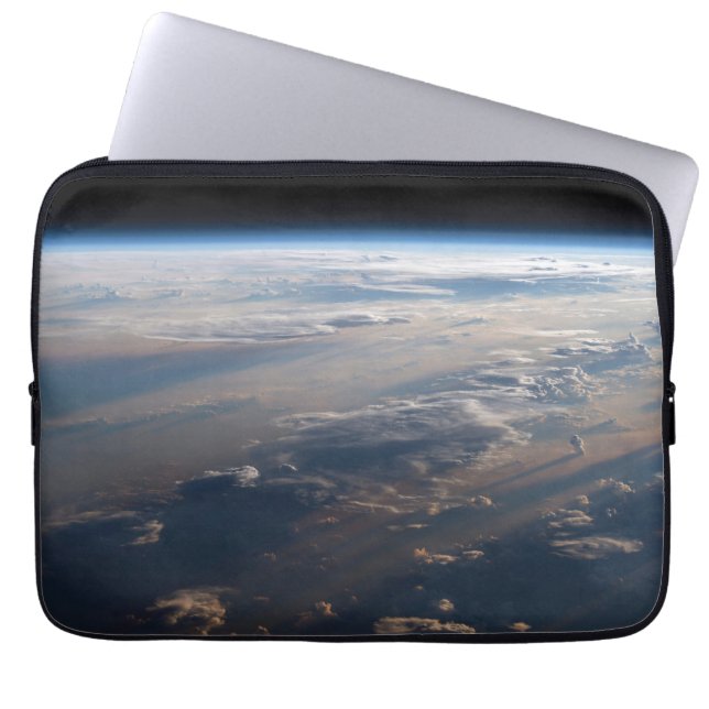 Funda Para Portátil Sunrise arroja largas sombras sobre el mar de Fili (Frente)