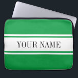 Funda Para Portátil Texto opcional de la franja de Carreras blanca ver<br><div class="desc">Este diseño deportivo presenta una colorida franja de carreras horizontal en blanco y verde. El texto dentro de la franja blanca central es opcional y se puede personalizar.</div>