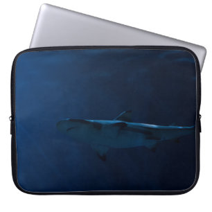 FUNDA PARA PORTÁTIL TIBURÓN GRIS EN EL CUERPO DEL AGUA