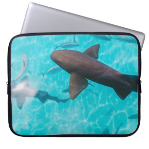FUNDA PARA PORTÁTIL TIBURONES EN EL CUERPO DEL AGUA