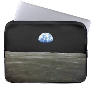 Funda Para Portátil Tierra desde la Luna en el espacio negro: Amanecer