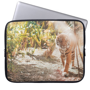 FUNDA PARA PORTÁTIL TIGRE MARRÓN EN GESTO DE CAMINO