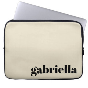 Funda Para Portátil Tipografía Negra y Beige en Negrita Nombre Persona