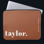 Funda Para Portátil Tipografía retro Terracota personalizada<br><div class="desc">Haga que su portátil destaque con este funda de portátiles personalizado que presenta una tipografía retro audaz. Personalízalo con tu nombre y una frase corta para crear un diseño que sea completamente propio. Elija entre una variedad de colores para adaptarse a su estilo o espacio de trabajo. Ideal para la...</div>