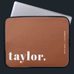 Funda Para Portátil Tipografía retro Terracota personalizada<br><div class="desc">Haga que su portátil destaque con este funda de portátiles personalizado que presenta una tipografía retro audaz. Personalízalo con tu nombre y una frase corta para crear un diseño que sea completamente propio. Elija entre una variedad de colores para adaptarse a su estilo o espacio de trabajo. Ideal para la...</div>