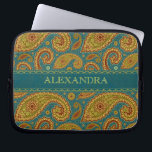Funda Para Portátil Tonos de gusano del patrón de paisley retro-monogr<br><div class="desc">Tonos de gusano retro patrón paisley sobre fondo azul-verde. Personalizable y monograma opcional. Disponible en otros productos.</div>