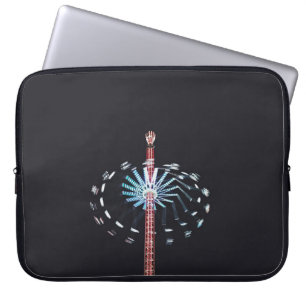 FUNDA PARA PORTÁTIL TORRE ILUMINADA DURANTE LA NOCHE