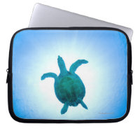 Tortuga marina nadando bajo el agua