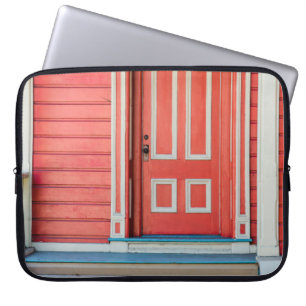 Funda Para Portátil Traditional red painted wooden door and porchdoor,