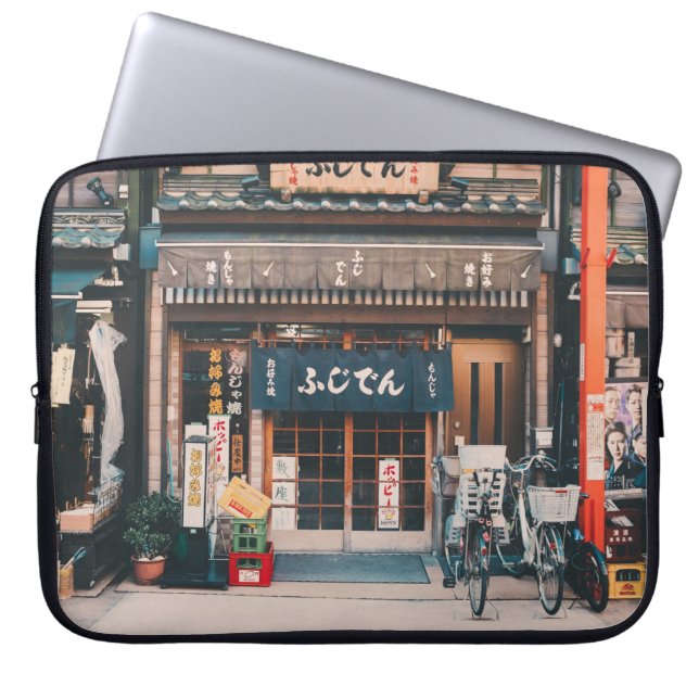 FUNDA PARA PORTÁTIL TRES BICICLETAS ESTACIONADAS FRENTE AL EDIFICIO (Frente)