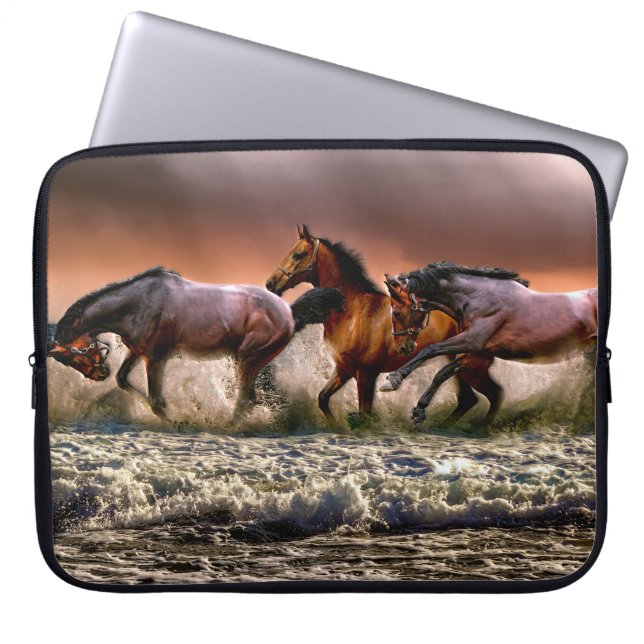 Funda Para Portátil Tres caballos trotando en el océano (Frente)