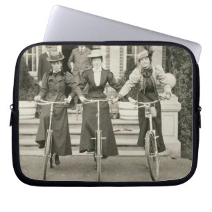 Funda Para Portátil Tres mujeres en las bicicletas, 1900s tempranos