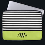 Funda Para Portátil Triple letra Monograma franjas blancas verdes<br><div class="desc">Patrón de rayas blancas y negras a la moda,  moda,  ondulada,  con borde de bloques de color verde lima con una plantilla de monograma triple para que pueda personalizar fácilmente con sus letras iniciales de primer,  último y segundo nombre.</div>