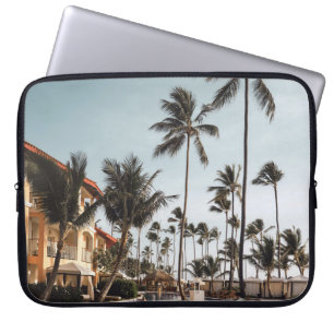 Funda Para Portátil Tumbonas de madera marrón cerca de la piscina rode