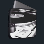 Funda Para Portátil Turnable<br><div class="desc">En los años 80, el tornable se convirtió en la principal herramienta de DJ para crear música bailable y las famosas cintas mezcladoras combinando dos mesas de trabajo con dos discos. Los DJs de los 80 fueron los primeros pioneros en sacar los sistemas de DJ móviles. Su amor por la...</div>