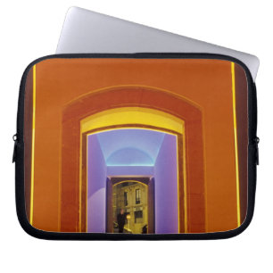 Funda Para Portátil UE, España, Barcelona. Puerta iluminada cerca de P