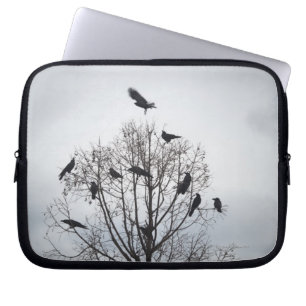 Funda Para Portátil Un árbol en el cual muchos cuervos tienen resto