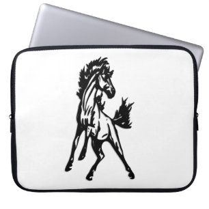Funda Para Portátil Un caballo saltando alegremente en la naturaleza
