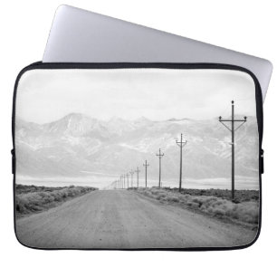 Funda Para Portátil Un camino solitario y montañas de las líneas