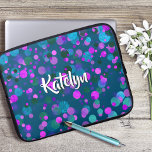 Funda Para Portátil Un confetti azul espumoso verde azulado azul púrpu<br><div class="desc">Sorprendentemente, los puntos de confeti azul turquesa, morado, rosa y verde sobre un fondo verde azulado oscuro adornan esta moda, con el nombre moderno de manga neoprene para portátiles. Hace una declaración divertida y elegante cada vez que la usas. Esta funda portátil tiene tres tamaños: 15", 13" y 10". ¡Un...</div>