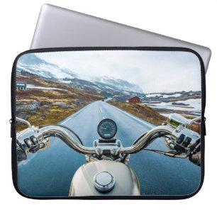 Funda Para Portátil Un motociclista recorre una carretera resbaladiza