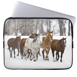 Funda Para Portátil Un paisaje invernal de caballos corriendo
