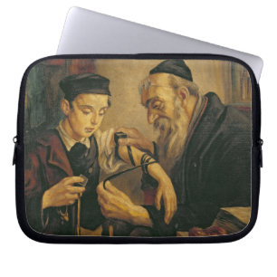 Funda Para Portátil Un rabino que ata los Phylacteries al brazo de un