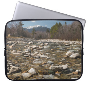 Funda Para Portátil Un río fluido con agua clara fluyendo hacia el oes