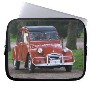 Funda Para Portátil Un viejo Citroen 2CV rojo con una mujer sonriente